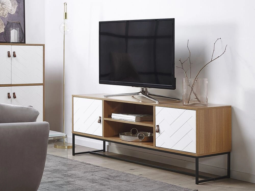 Mobile TV in legno chiaro con gambe in metallo bianco Rettangolare per TV fino a 75ʺ con ripiani Ante Gestione dei cavi Mobili da soggiorno