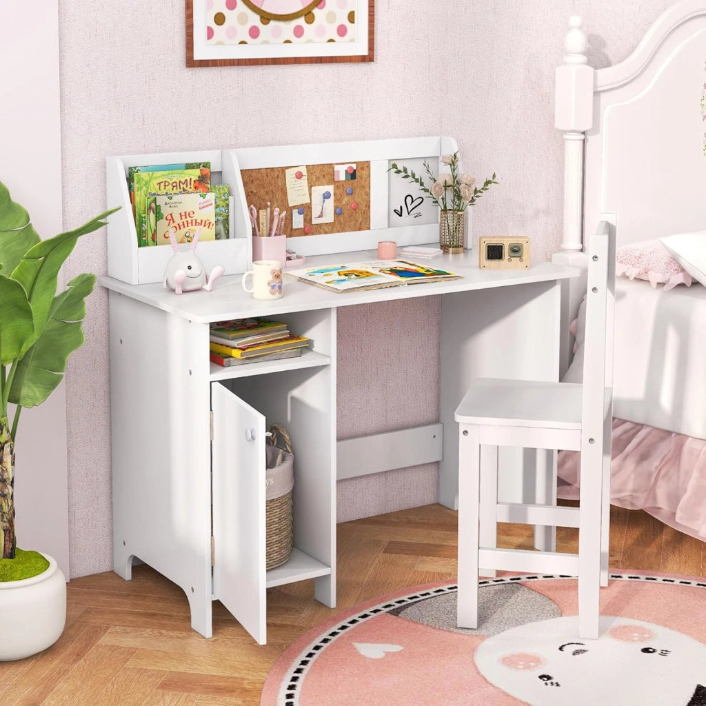 Scrivania per Bambini con Sedia, Set Tavolo e Sedia con Lavagna, Pennarello, Armadietto e Bacheca, Postazione Computer per Studenti e Tavolo da Scrittura per 3+ Anni (Bianco)
