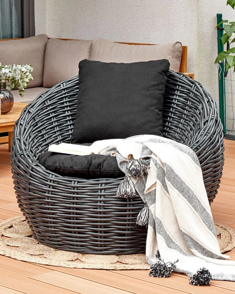 Poltrona da esterno in rattan nero con seduta ampia e cuscino giardino bordo piscina terrazza