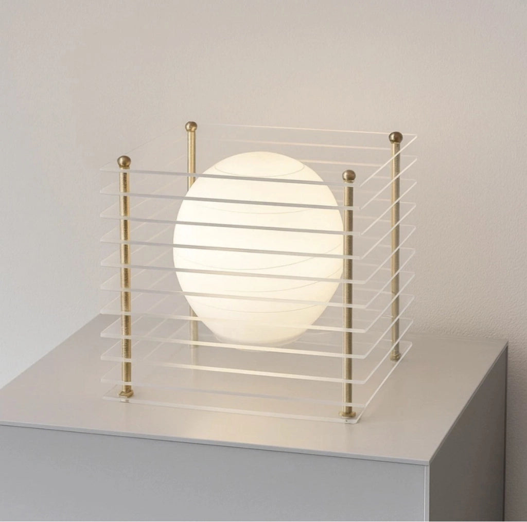Lampada da tavolo di design con sfera opalina e struttura trasparente oro stile moderno contemporaneo, attacco G9 per casa e locali di interni