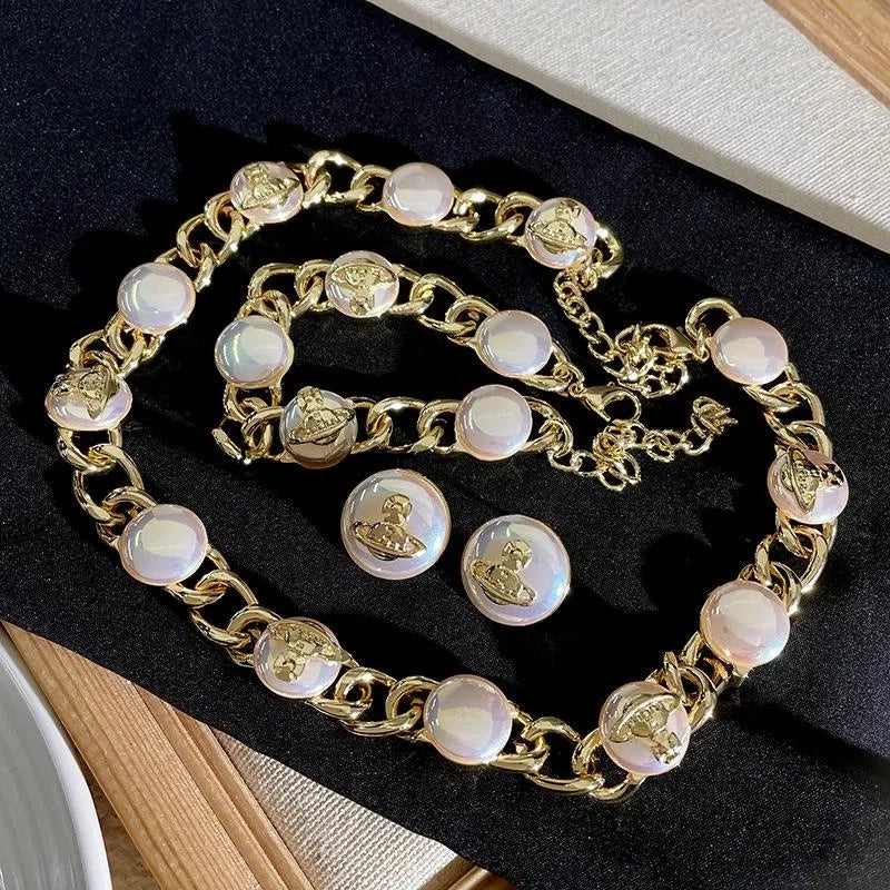 Set di collana, bracciale e orecchini di perle fatti a mano: gioielli con perline.