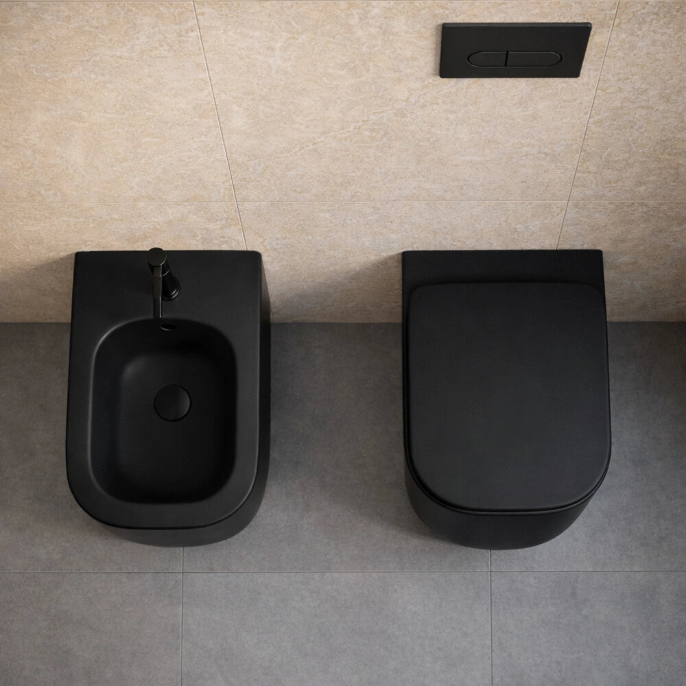 Sanitari filo muro in ceramica nero opaco con copriwc e scarico tornado design arrotondato Kora