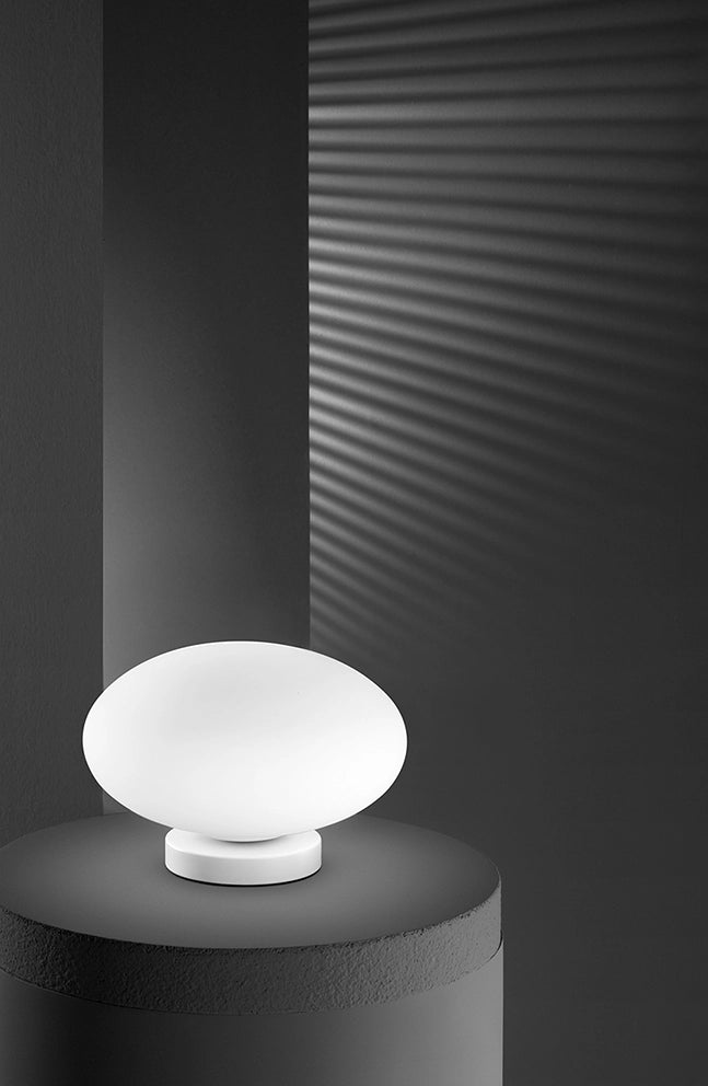 Lumetto da Tavolo in Vetro Soffiato Bianco Satinato, Struttura in Metallo Verniciato, Attacco E27, Design Elegante per Interni - Perenz