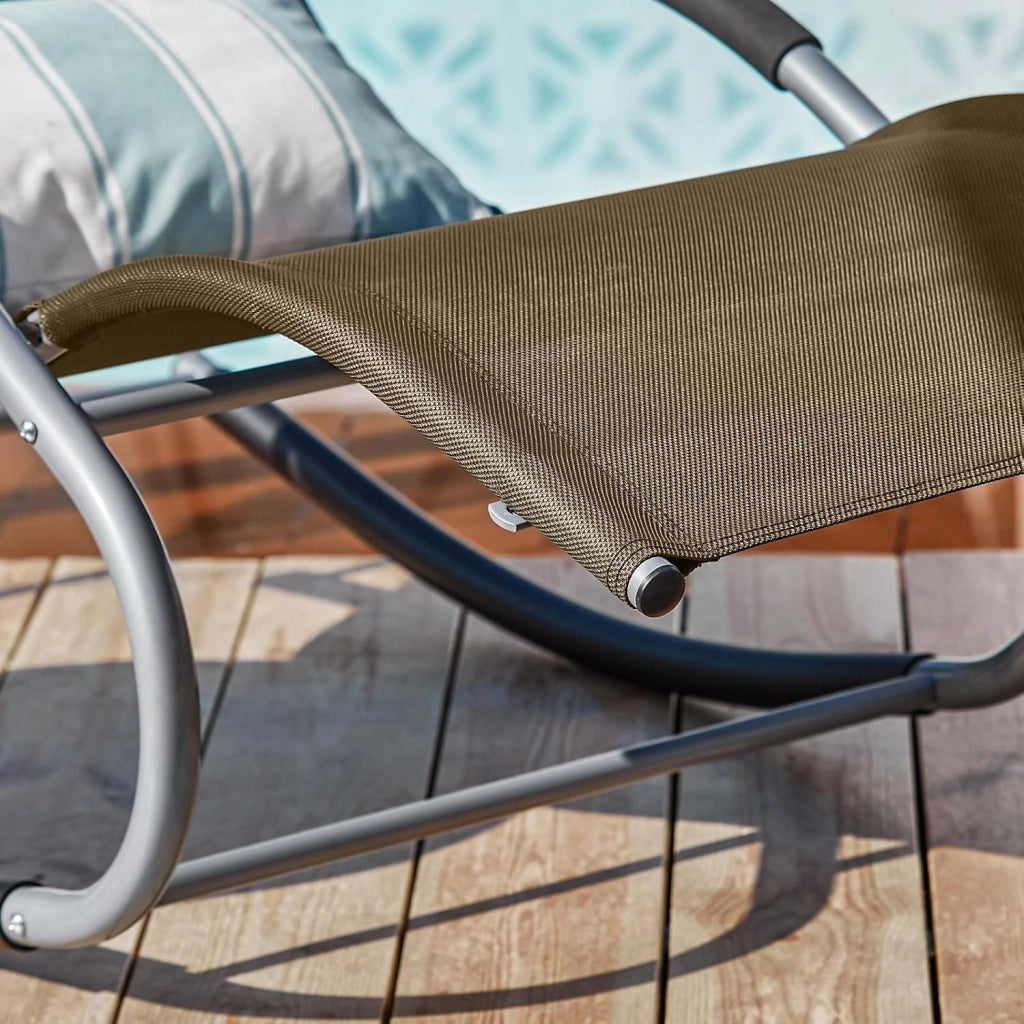Set di 2 sedie a dondolo da esterno Poltrone sedie sdraio da giardino con cuscino e poggiatesta portata fino a 150 kg Marrone 150x63x87 cm OGS28-BRX2