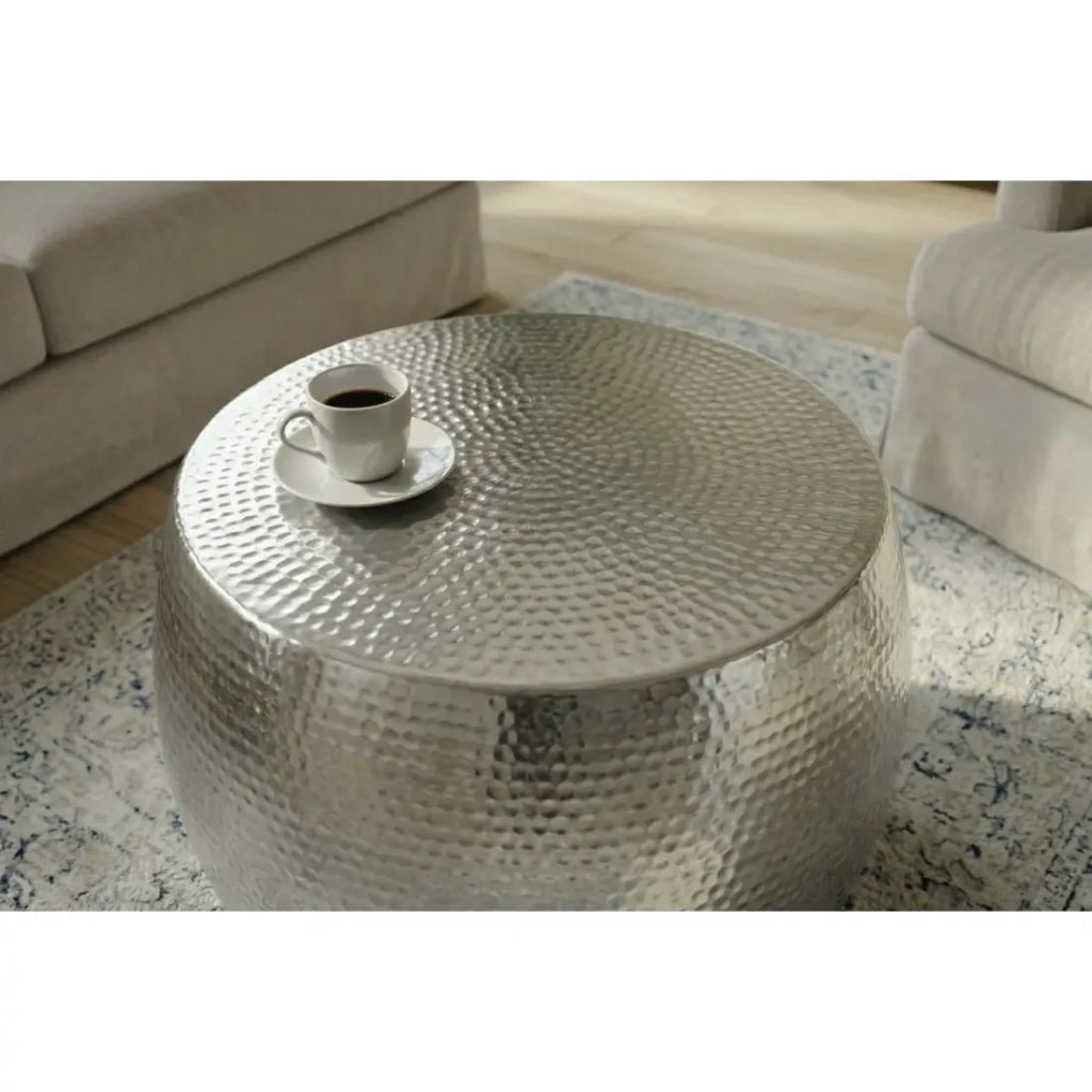 Tavolino basso TRIANE 60 cm in alluminio argentato – Tavolino rotondo design effetto martellato