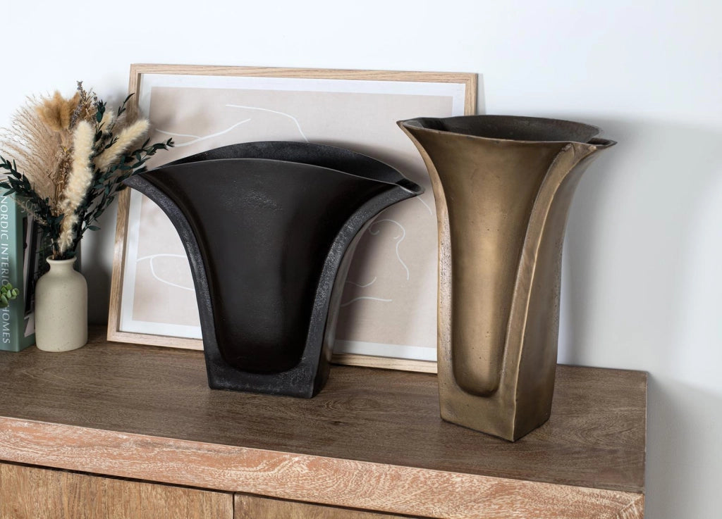 Set di due vasi realizzati in alluminio con finitura grezza