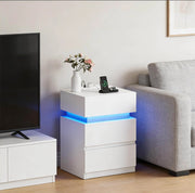 Comodino bianco con LED regolabile; 2 prese e 2 USB; 40 x 35 x 55 cm