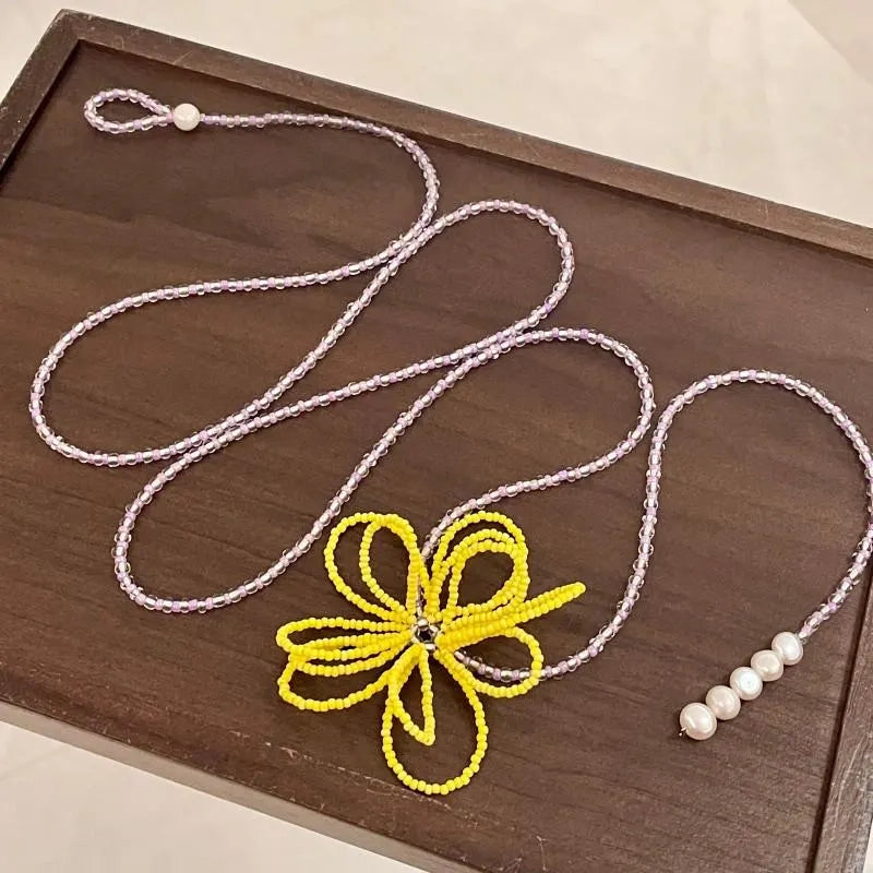 Collana con fiore di cristallo fatta a mano: gioiello con perline intrecciate