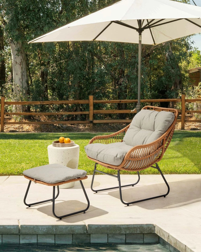 Sedia da giardino con poggiapiedi in rattan PE naturale Gambe in acciaio Cuscini grigi Mobili da giardino