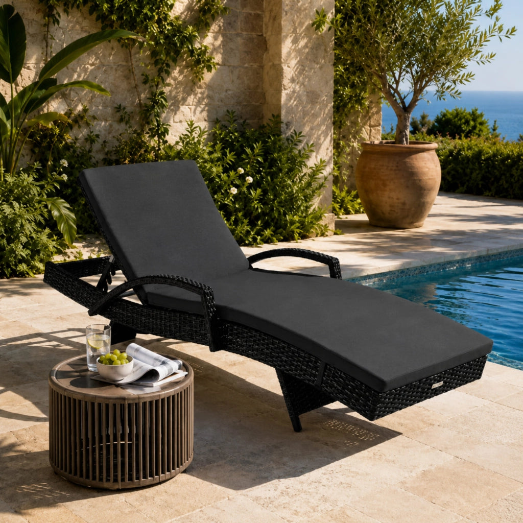 Lettino Prendisole In Polyrattan Con Schienale Regolabile Reclinabile E Cuscino Imbottito Comfort Ideale Per Giardino Terrazza Piscina Solarium Balcone Relax Outdoor E Arredo Esterno 190 x 62 x 34 Cm Nero