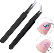 un pinza nera per estensioni ciglia, punte in acciaio inossidabile appuntite e curve, una pinza per diario e strumenti per unghie artigianali.