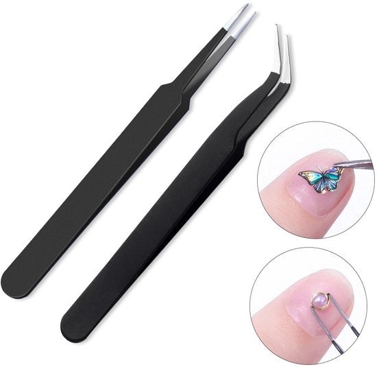 un pinza nera per estensioni ciglia, punte in acciaio inossidabile appuntite e curve, una pinza per diario e strumenti per unghie artigianali.