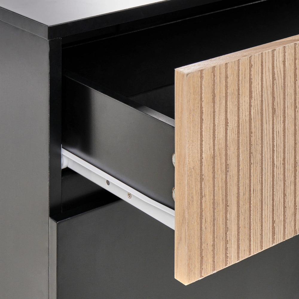 Credenza a 3 ante in MDF nero e legno di frassino naturale, con frontale a coste, 2 ripiani e un cassetto Soggiorno moderno