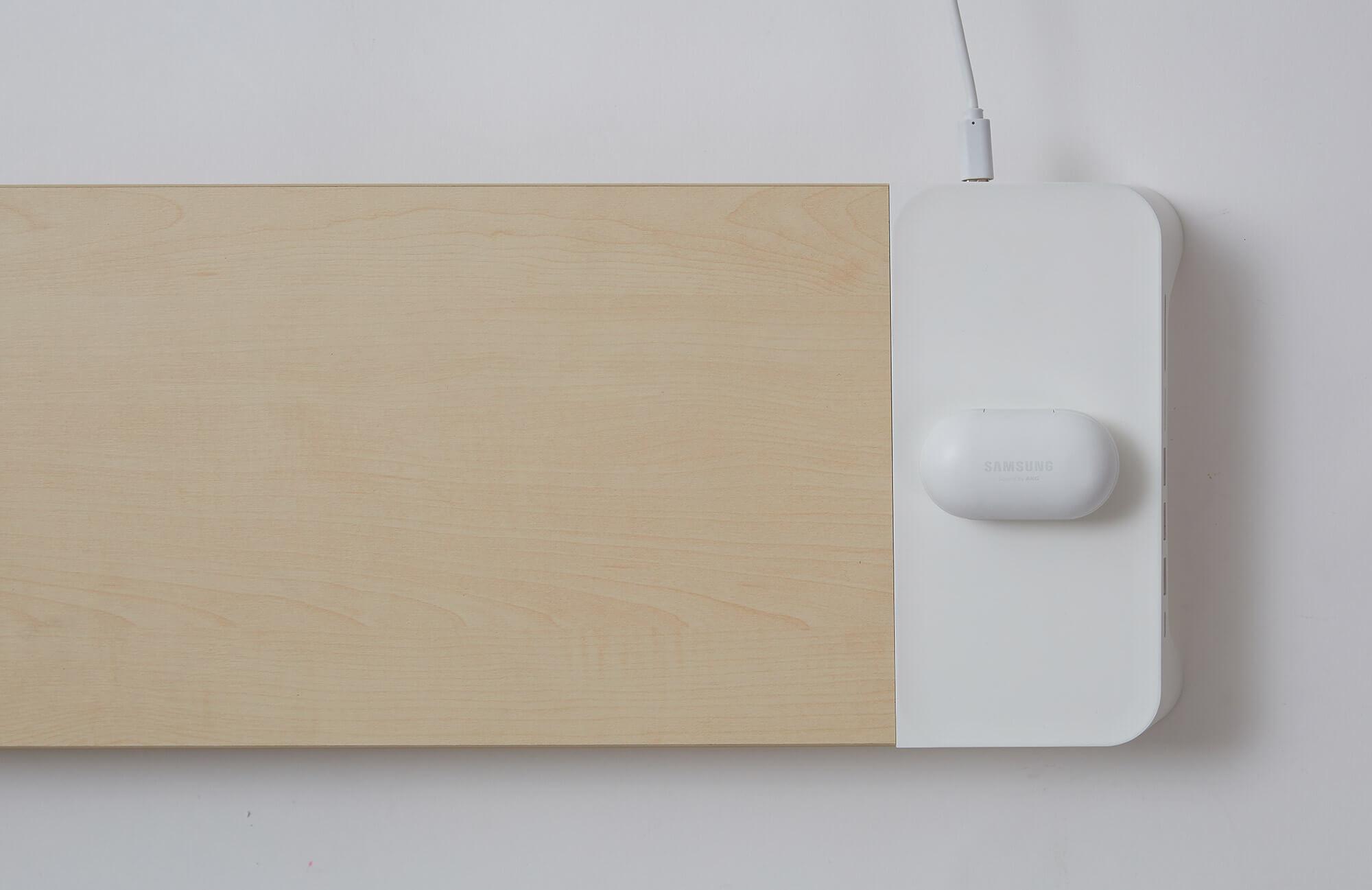 Supporto Monitor da Scrivania 56x20x5,7 cm con Entrata USB e Base di Ricarica Wireless Bianco