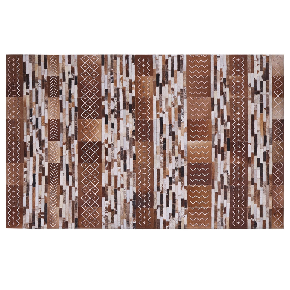 Tappeto in pelle di vacchetta capelli castani su pelle patchwork a righe motivi scandinavi 140 x 200 cm