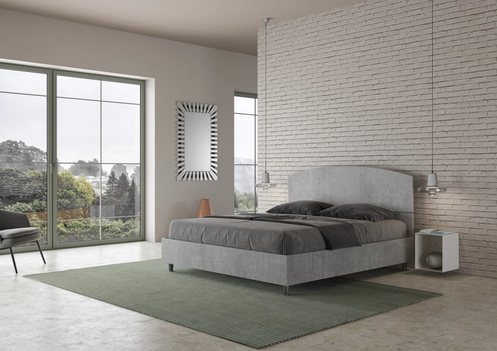 Letto Matrimoniale 160x200 cm con Rete e Contenitore Alzata Comoda Testata Inclinata a Doghe Dora Cemento