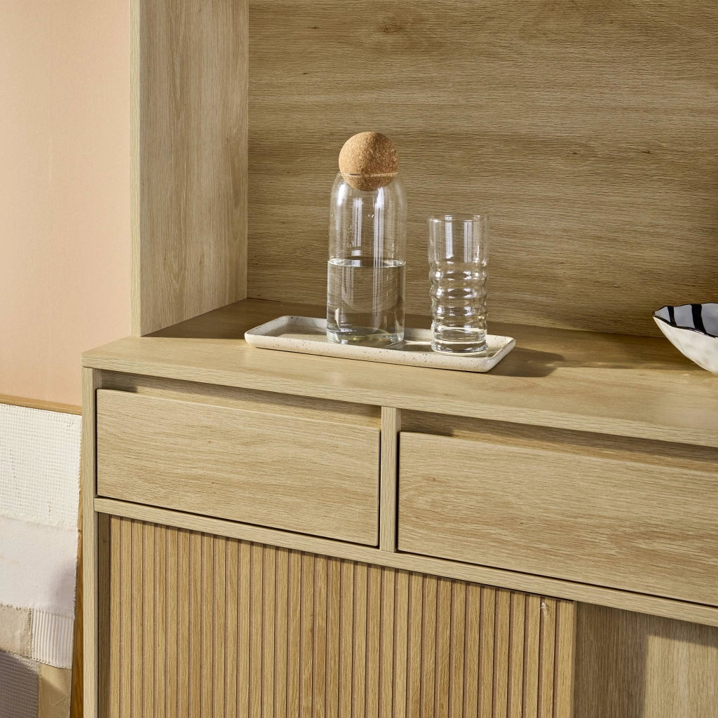 Credenza effetto legno a 4 ante e 3 cassetti, 110cm, marrone naturale