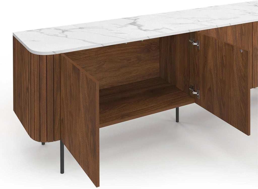 Credenza bassa MARLA 160 cm con 4 ante e doghe effetto noce e piano in marmo bianco ALASKA