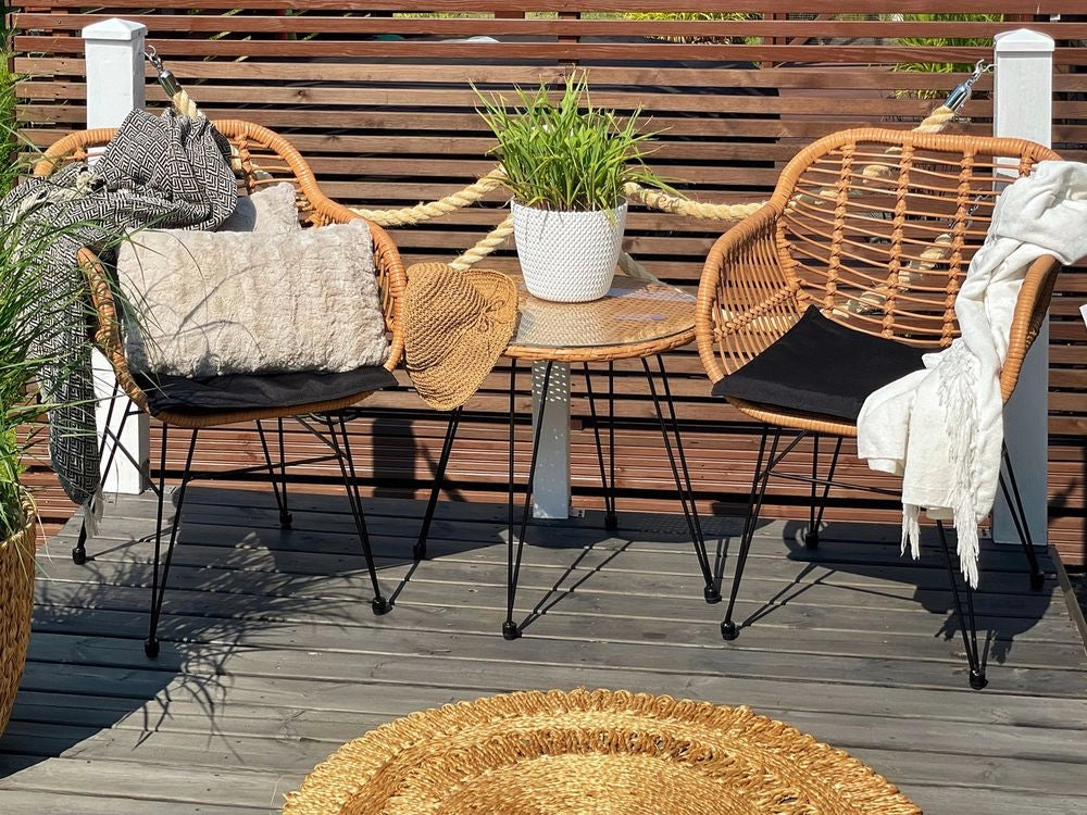 Set da 3 pezzi da bistrot, in finto rattan marrone, con gambe a forcina in metallo nero, piano in vetro