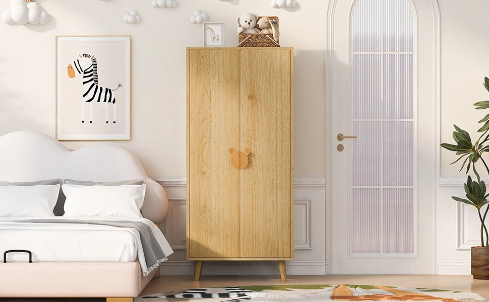 Scaffale a doppia anta con ampi vani interni e maniglie a forma di cartone in MDF colore legno 70 × 55 × 170 cm