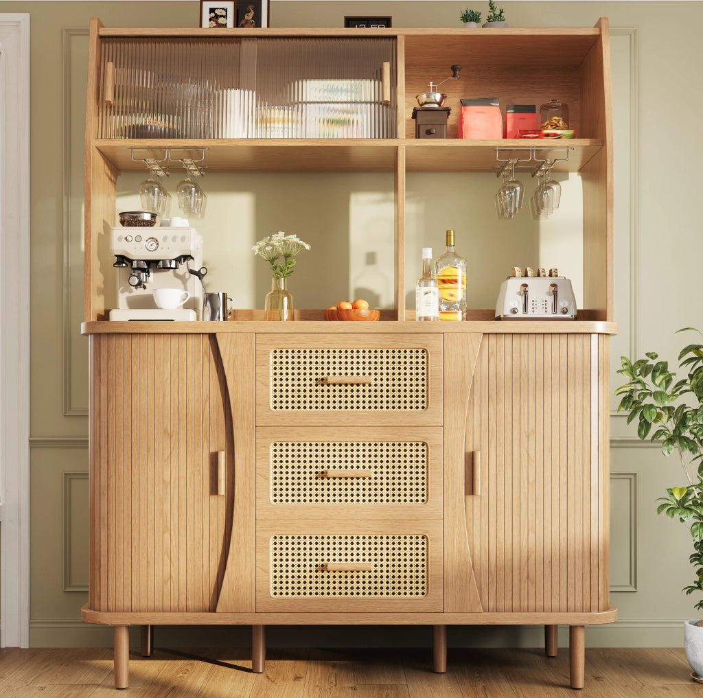 Credenza 140x40.5x174.5 cm con ante scorrevoli in vetro; 3 cassetti e ripiani aperti in MDF e metallo; naturale