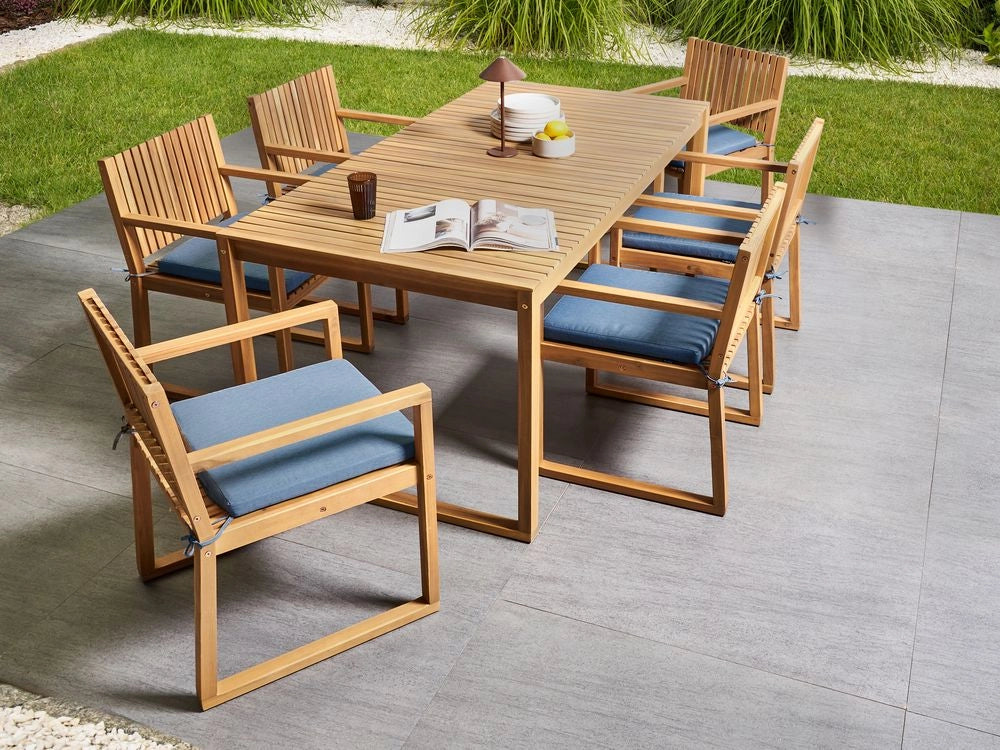 Set da pranzo da giardino rustico da 8 posti con tavolo e sedie in legno di acacia certificato e cuscini blu