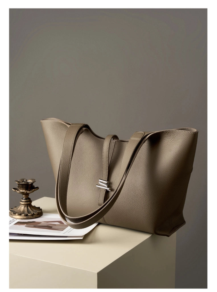 Borsa a tracolla da donna in vera pelle, colore grigio.