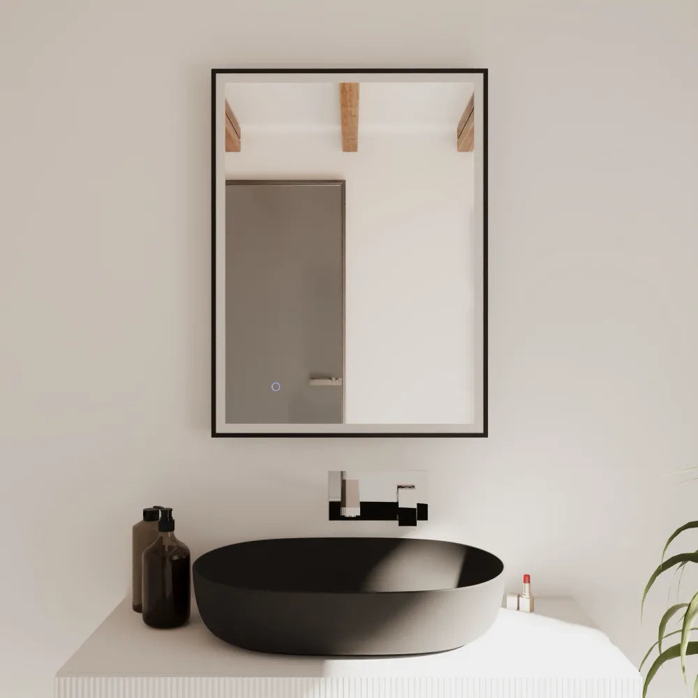 Specchio led 60x80cm con cornice nero opaco luce calda, neutra, fredda antiappannamento e reversibile | Sargas