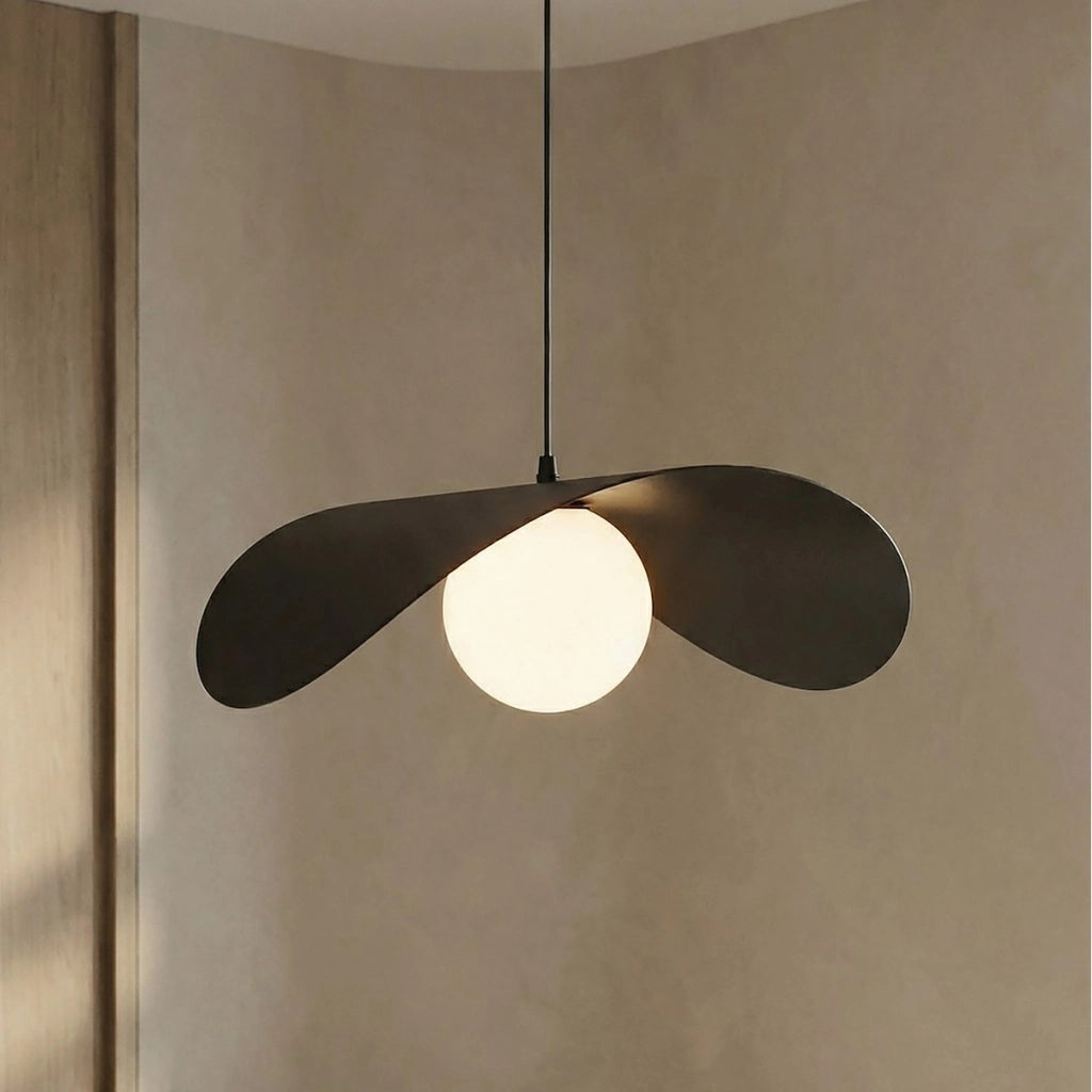 Lampada a sospensione Ritual con diffusore sferico in vetro e struttura nera