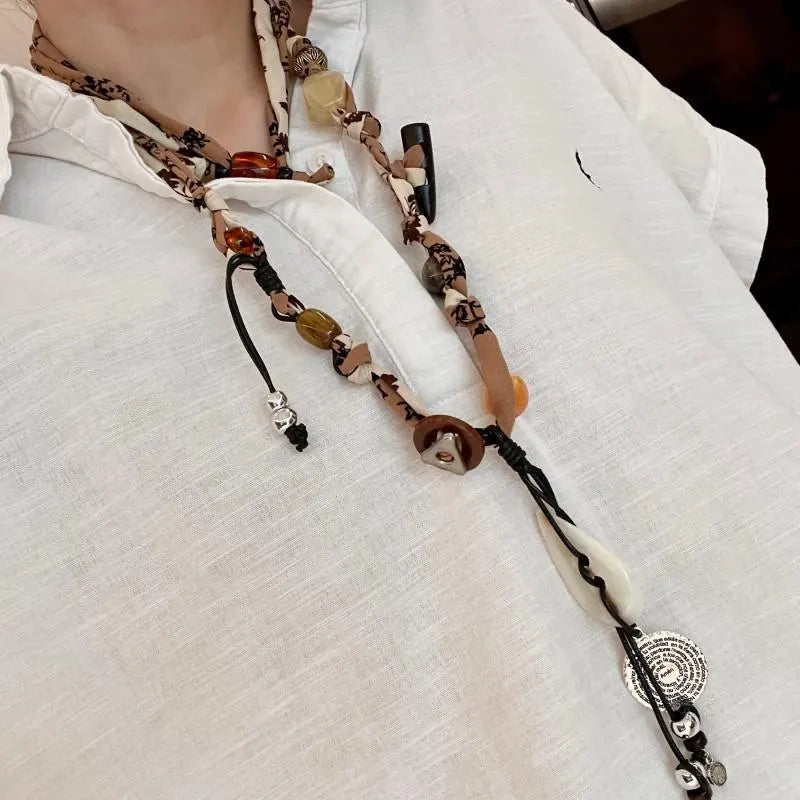 Collana con bottoni a conchiglia intrecciati: realizzata a mano in stile vintage