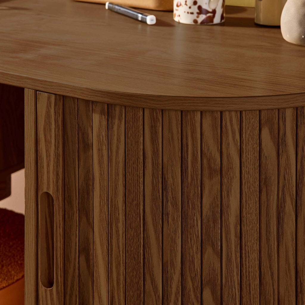 Scrivania ovale con effetto legno scanalato e due vani portaoggetti,