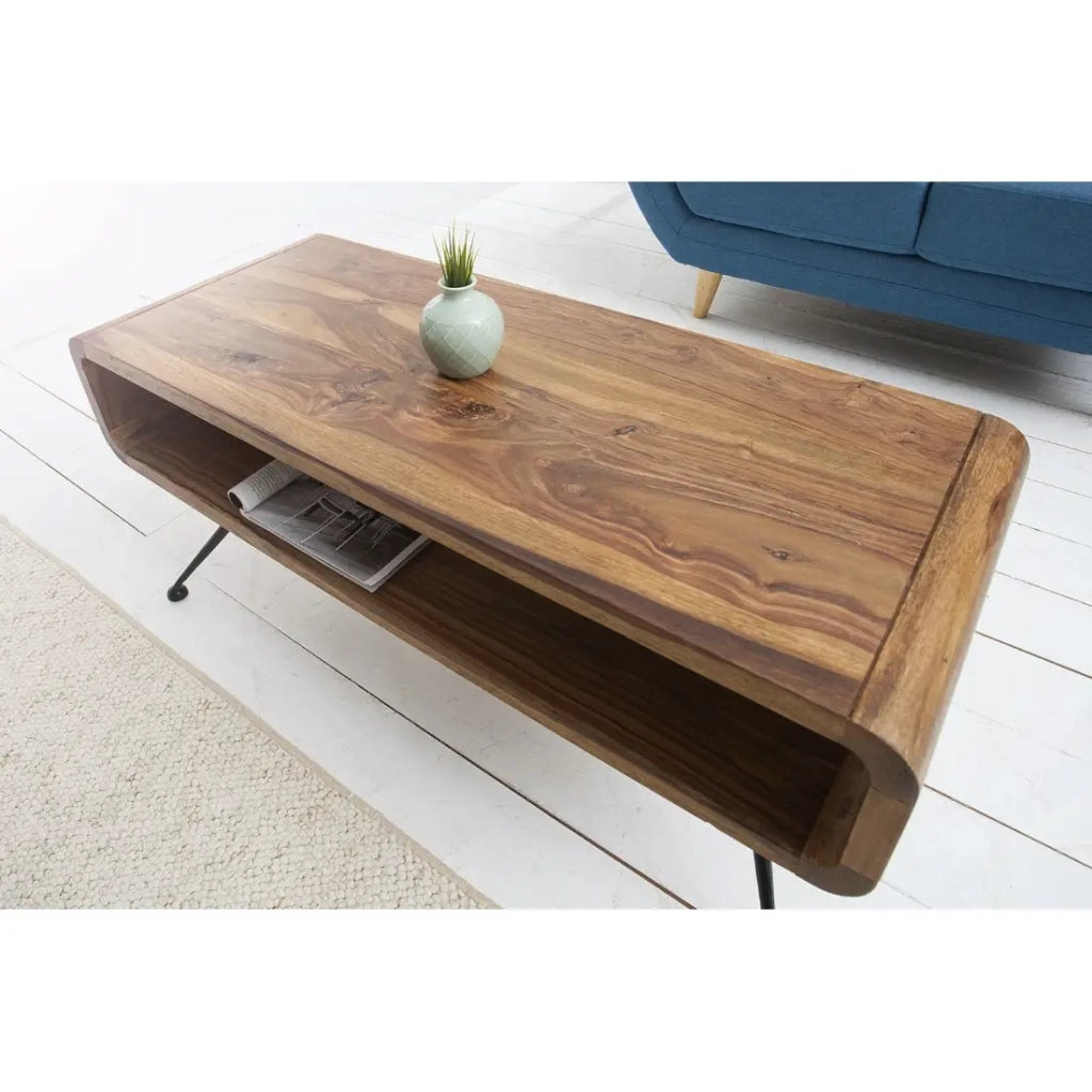 Tavolino basso RETROVA 100 cm in legno di Sheesham verniciato con gambe in metallo nero e spazio di stoccaggio