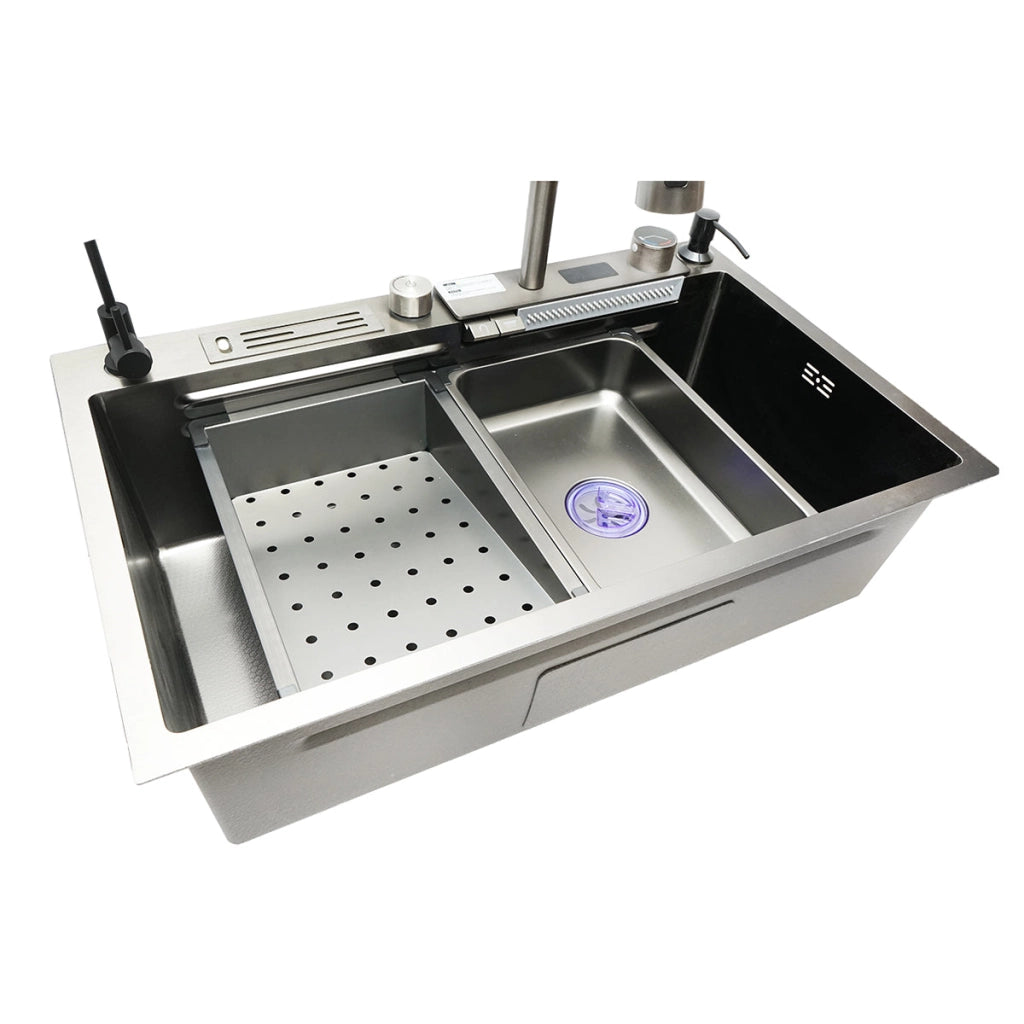 Lavello da cucina multifunzionale in acciaio inox con due rubinetti, display digitale per la temperatura, funzione cascata, dispenser di sapone, scolapasta, vassoio, tagliere e accessori di drenaggio inclusi, dimensioni 75x46x23,5 cm