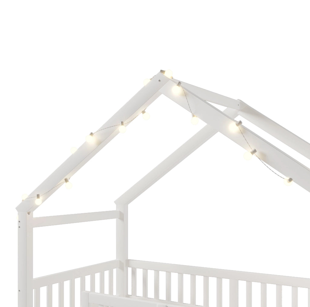 Letto per bambini a casetta 90x190 cm con sponde e ripiani laterali bianco