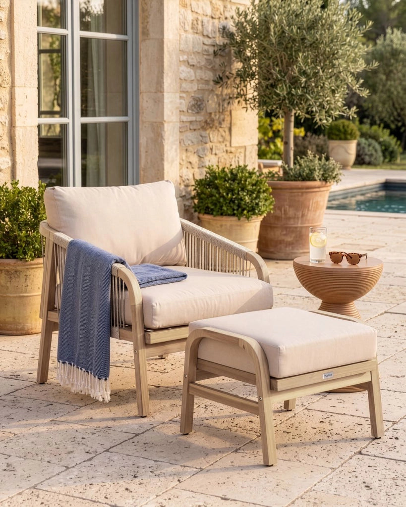 Poltrona da giardino con poggiapiedi in legno di acacia chiaro e cuscini beige chiaro, per interni ed esterni, design moderno