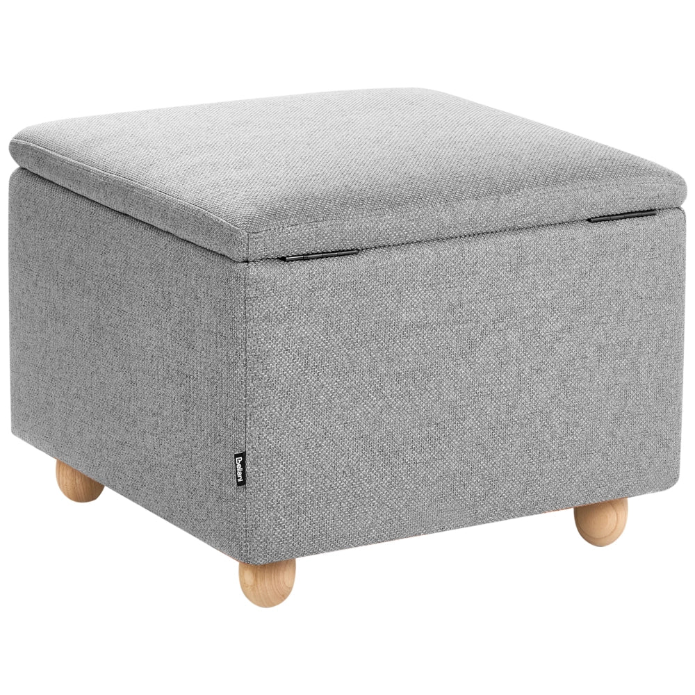 Pouf contenitore in tessuto grigio chiaro con finitura idrorepellente. Poggiapiedi imbottito con contenitore e seduta per ingresso.