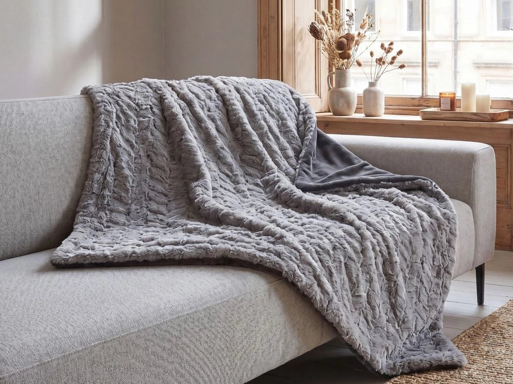 Coperta in poliestere grigio chiaro 150 x 220 cm copriletto decorativo in morbida pelliccia plaid