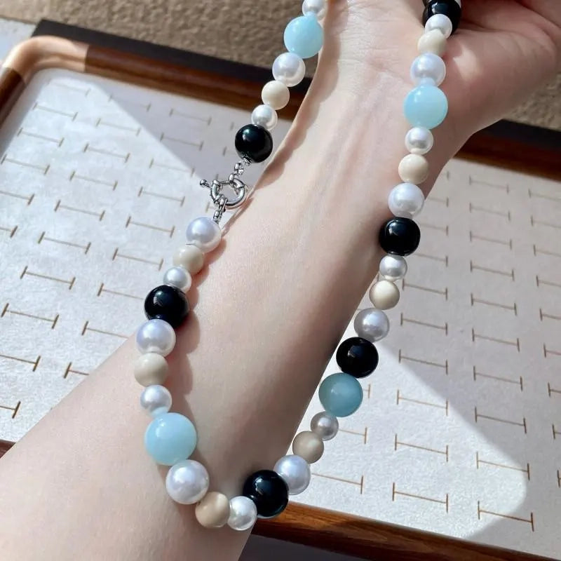 Collana fatta a mano con pietre naturali, perle blu e cristalli, regalo di Natale o di compleanno.