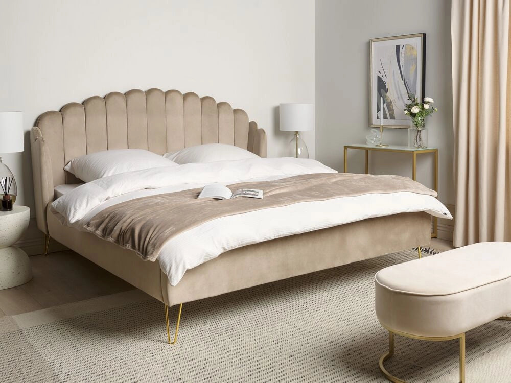 Letto matrimoniale in velluto tortora con testiera a conchiglia con gambe in metallo 160 x 200 cm retro capitonné