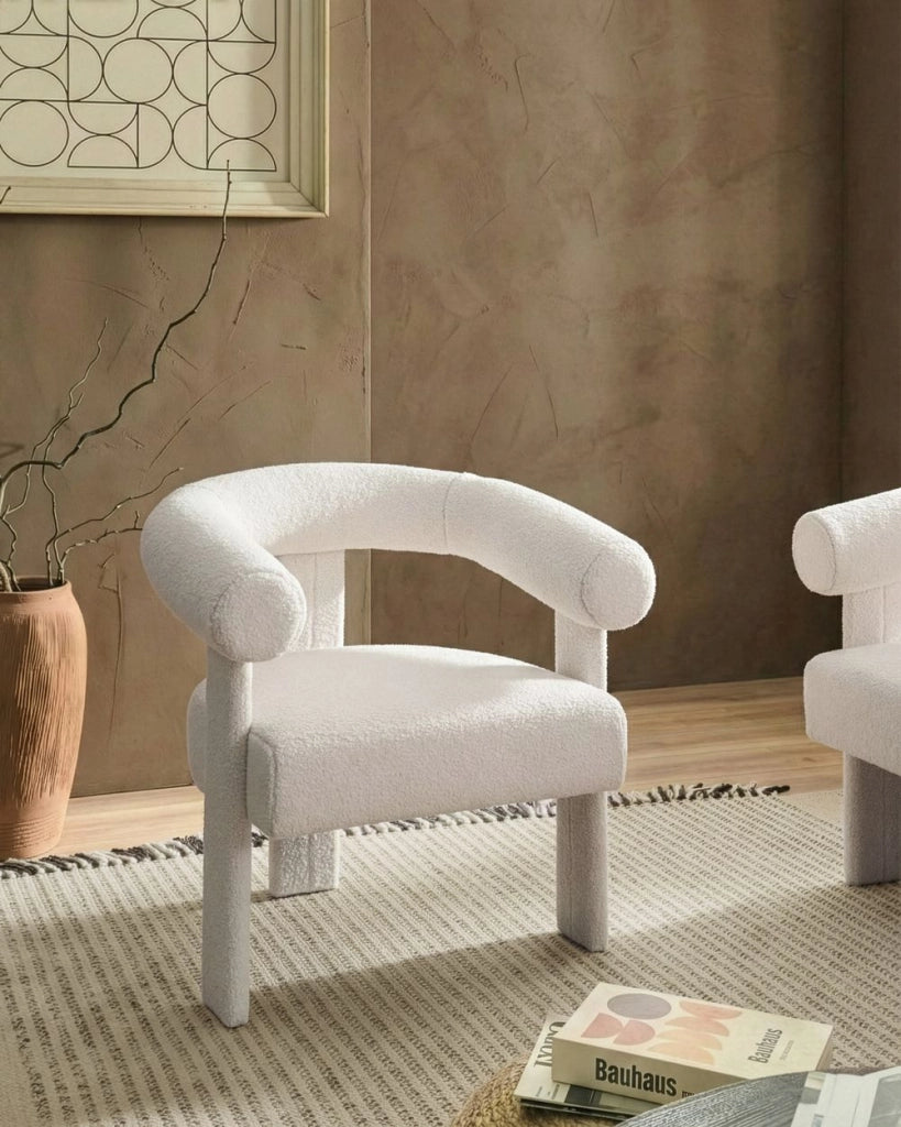Poltrona bianco sporco con rivestimento in bouclé design retrò gambe in legno per soggiorno