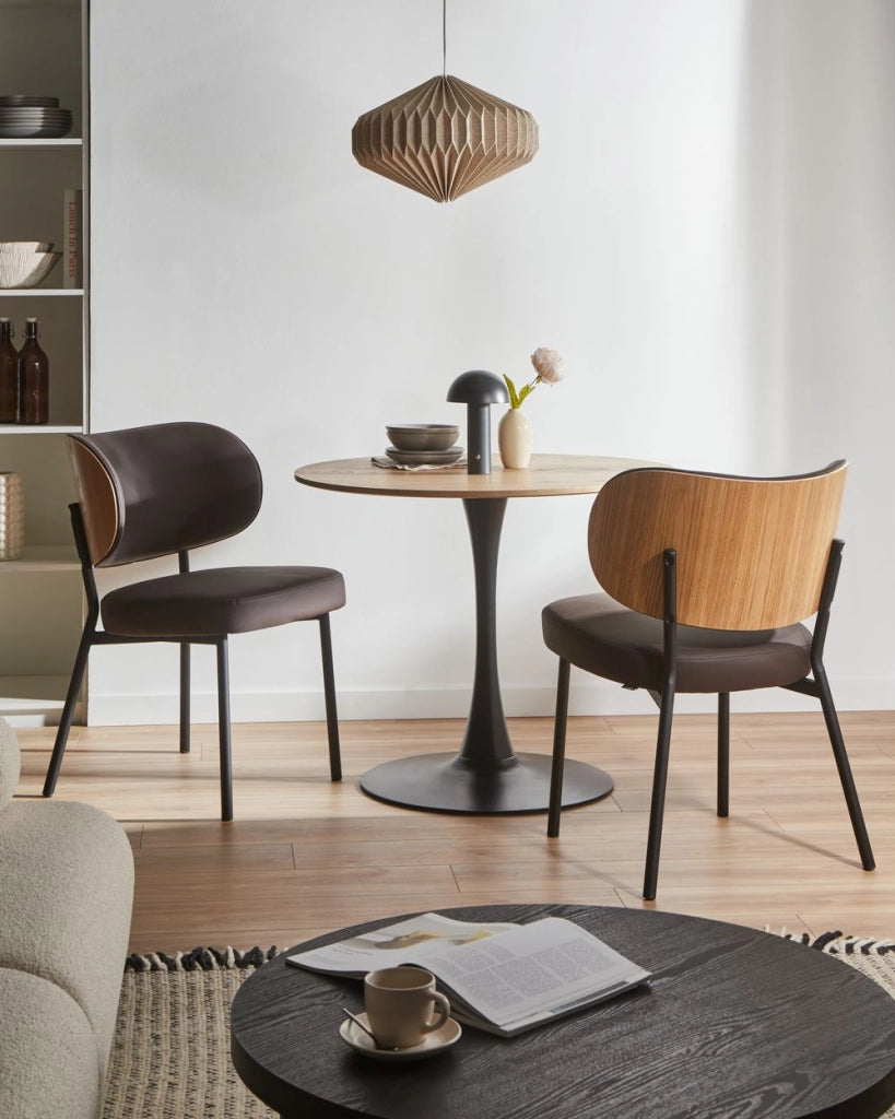 Set di 2 sedie da pranzo in ecopelle marrone scuro con gambe in ferro nero, senza braccioli con coprigambe design moderno minimalista sala da pranzo