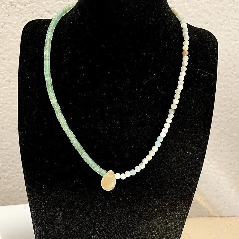 Collana fatta a mano con perline di pietra verde: gioiello leggero con perline.