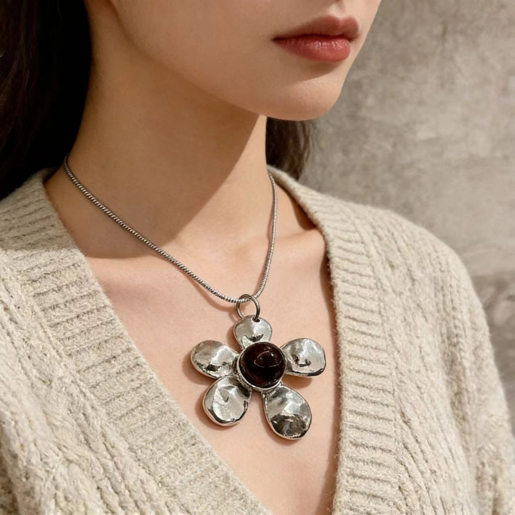 Collana lunga vintage con ciondolo a forma di fiore in argento anticato, esagerata, alla moda e di alta gamma.