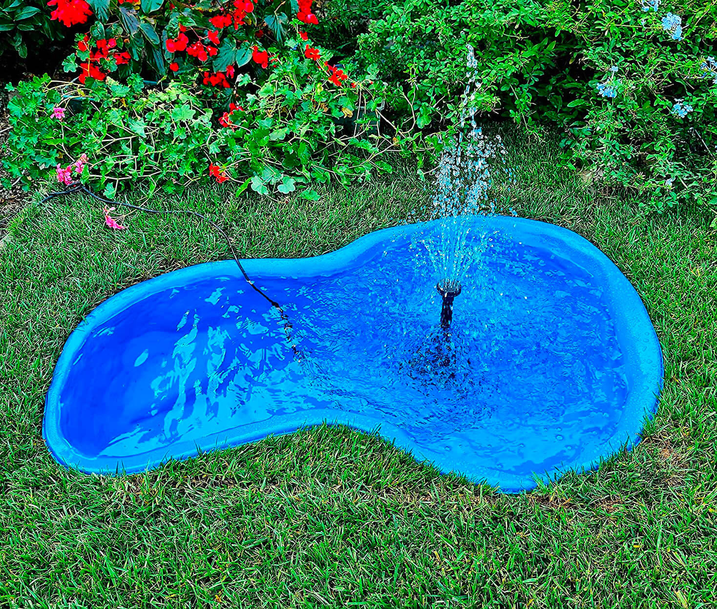 Laghetto Artificiale da Giardino 136x100x34 cm in Polietilene 220 Litri Azzurro