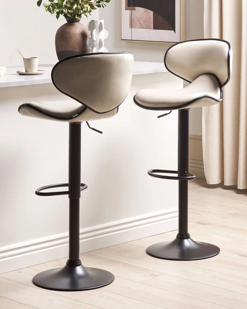 Set di 2 sgabelli moderni senza braccioli regolabili in altezza in ecopelle beige chiaro regolabile in altezza Glamour
