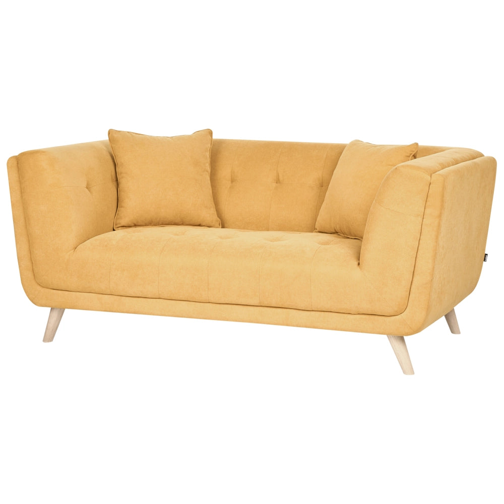 Divano a due posti in tessuto con poggiapiedi cuscini decorativi e gambe in legno trapuntatura decorativa stile retrò senape