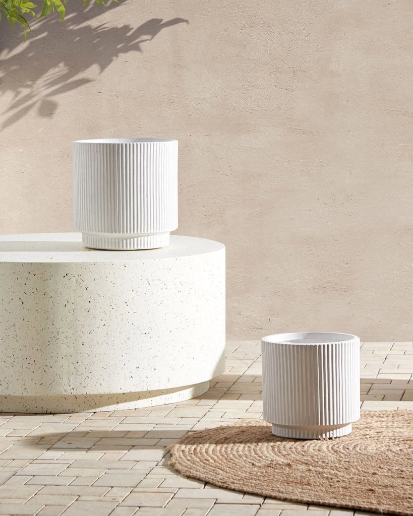 Vaso in argilla Bianco Crema Fibra Vaso per piante da giardino 24 x 24 x 24 cm Foro di drenaggio Finitura verticale a coste Giardino esterno Patio