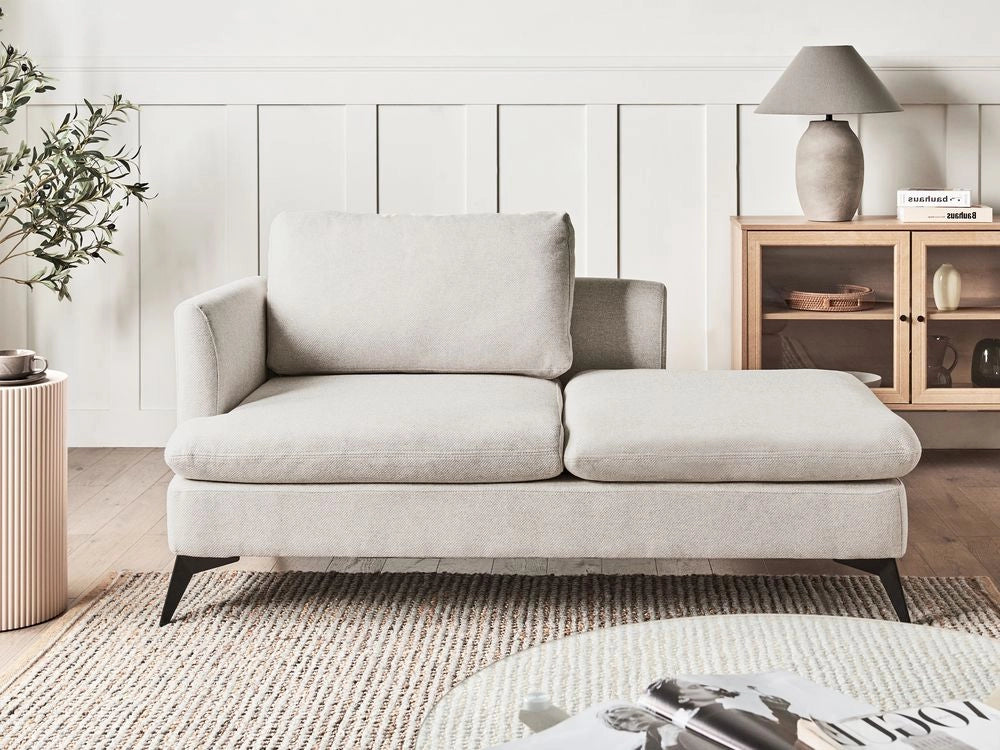 Chaise Lounge Beige Chiaro Rivestimento in tessuto poliestere lato sinistro con cuscino decorativo Gambe in metallo Soggiorno di design moderno