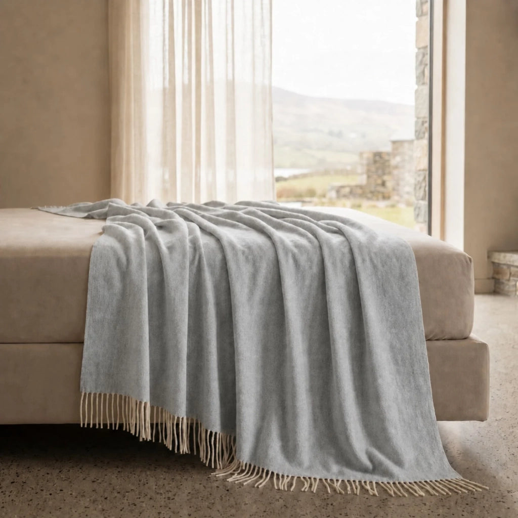 Plaid Living 130x170 cm in Cotone Blend | Coperta Leggera 250 gr/mq per Divano e Letto | Design Elegante e Tessuto Morbido | Grigio Chiaro