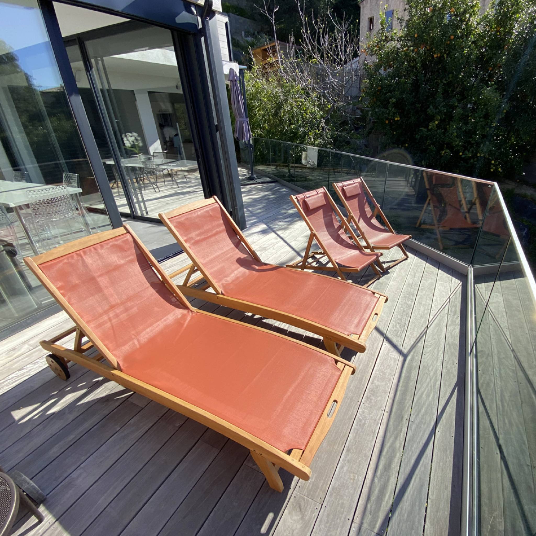 Set di 2 lettini multiposizione in legno con rotelle, terracotta